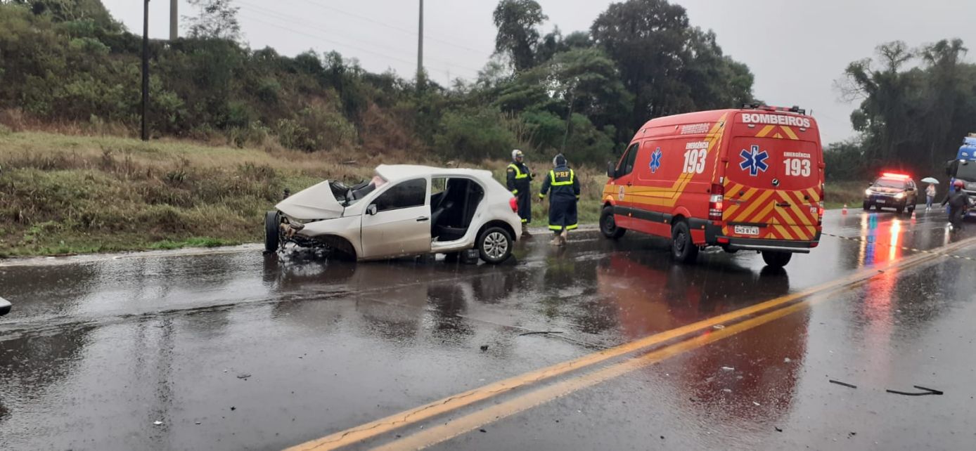 VÍDEO: acidente na BR-282, em Faxinal dos Guedes, deixa duas pessoas feridas; veículo envolvido se evadiu do local