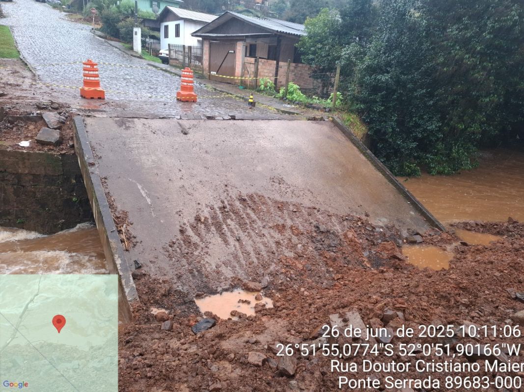 Ponte desaba por conta das fortes chuvas em Ponte Serrada