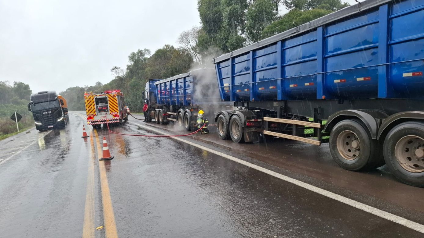 Bombeiros Voluntários de Irani controlam princípio de incêndio em carreta na BR-282
