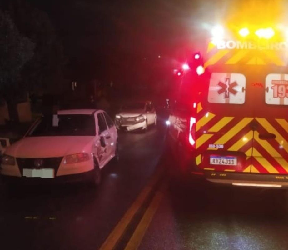Duas pessoas ficam feridas após colisão entre automóveis no Bairro São Pedro, em Xanxerê