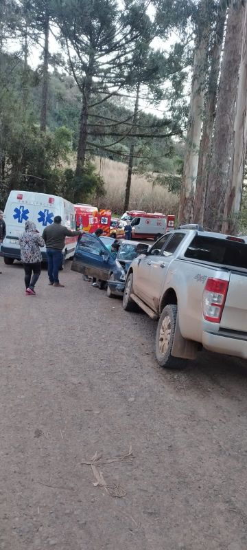 Colisão frontal entre dois veículos deixa feridos em Passos Maia