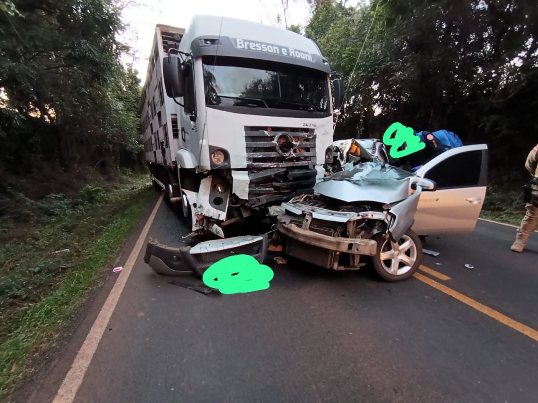 Mulher morre em colisão frontal entre Sandero e caminhão na SC-283, entre Chapecó e Guatambu