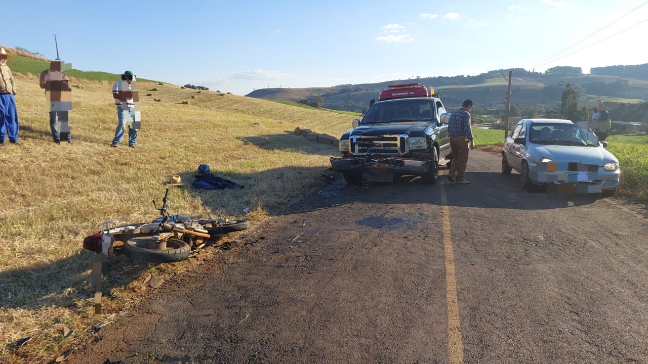 Colisão entre moto e caminhonete deixa motociclista gravemente ferido em município do Oeste