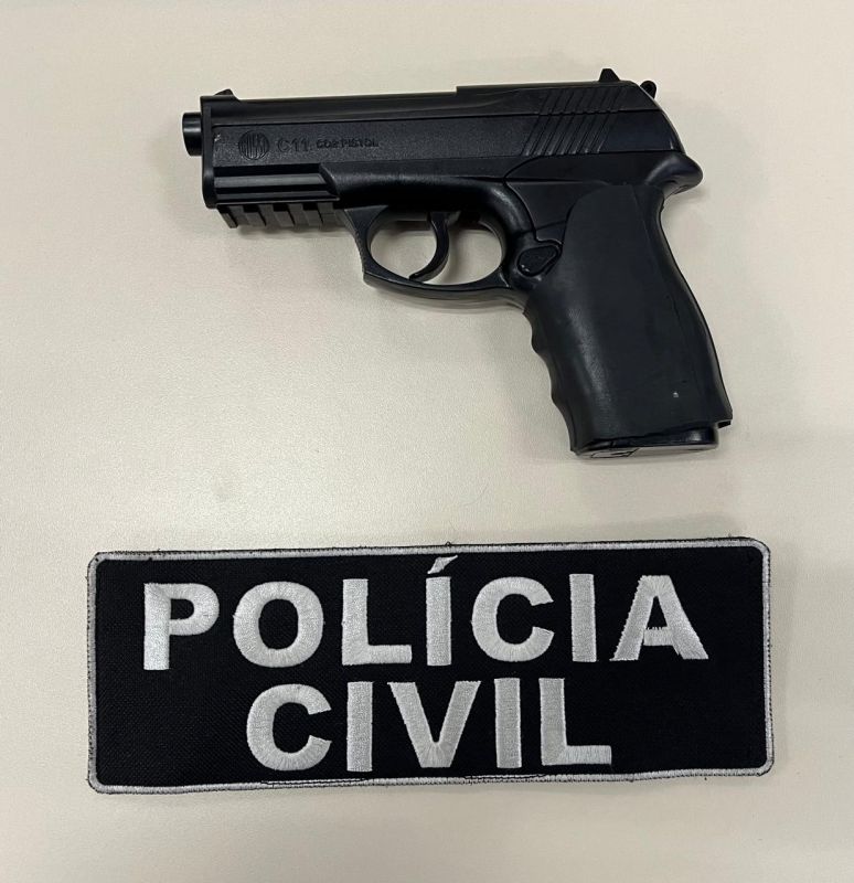 Polícia Civil apreende simulacro de arma de fogo na casa de homem investigado por violência doméstica, em Chapecó