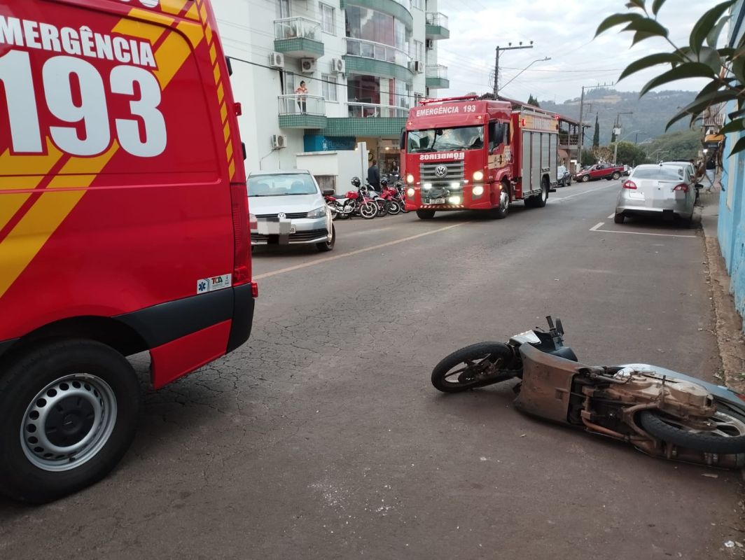 Colisão entre carro e moto deixa mulher ferida no centro de município do Oeste