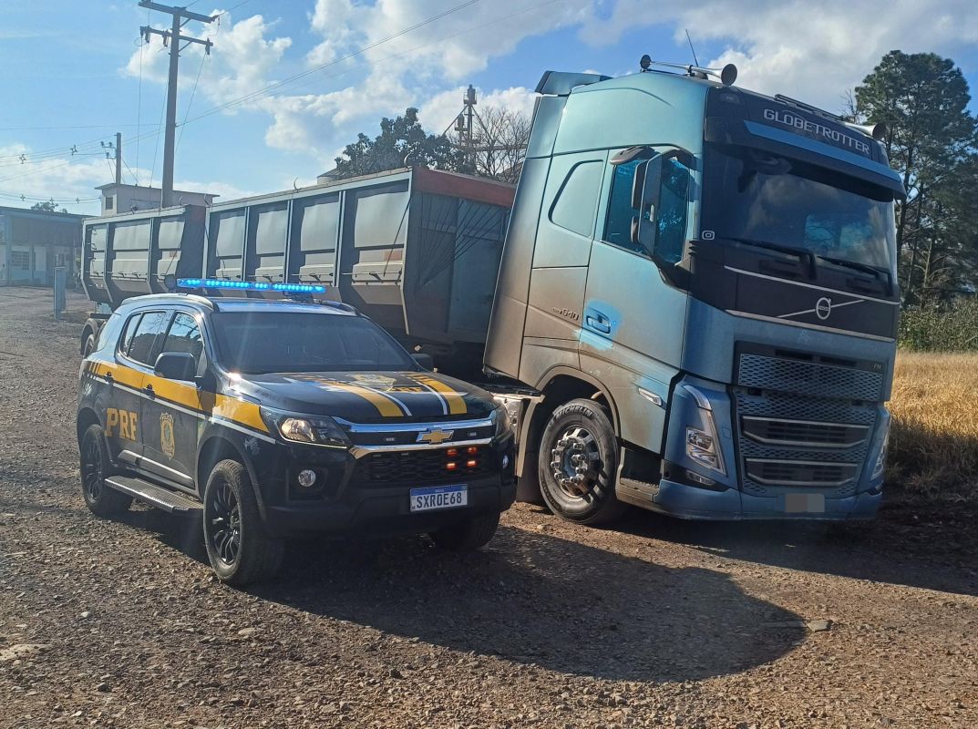 PRF encontra arma e rebite em caminhão com excesso de peso abordado em Xaxim