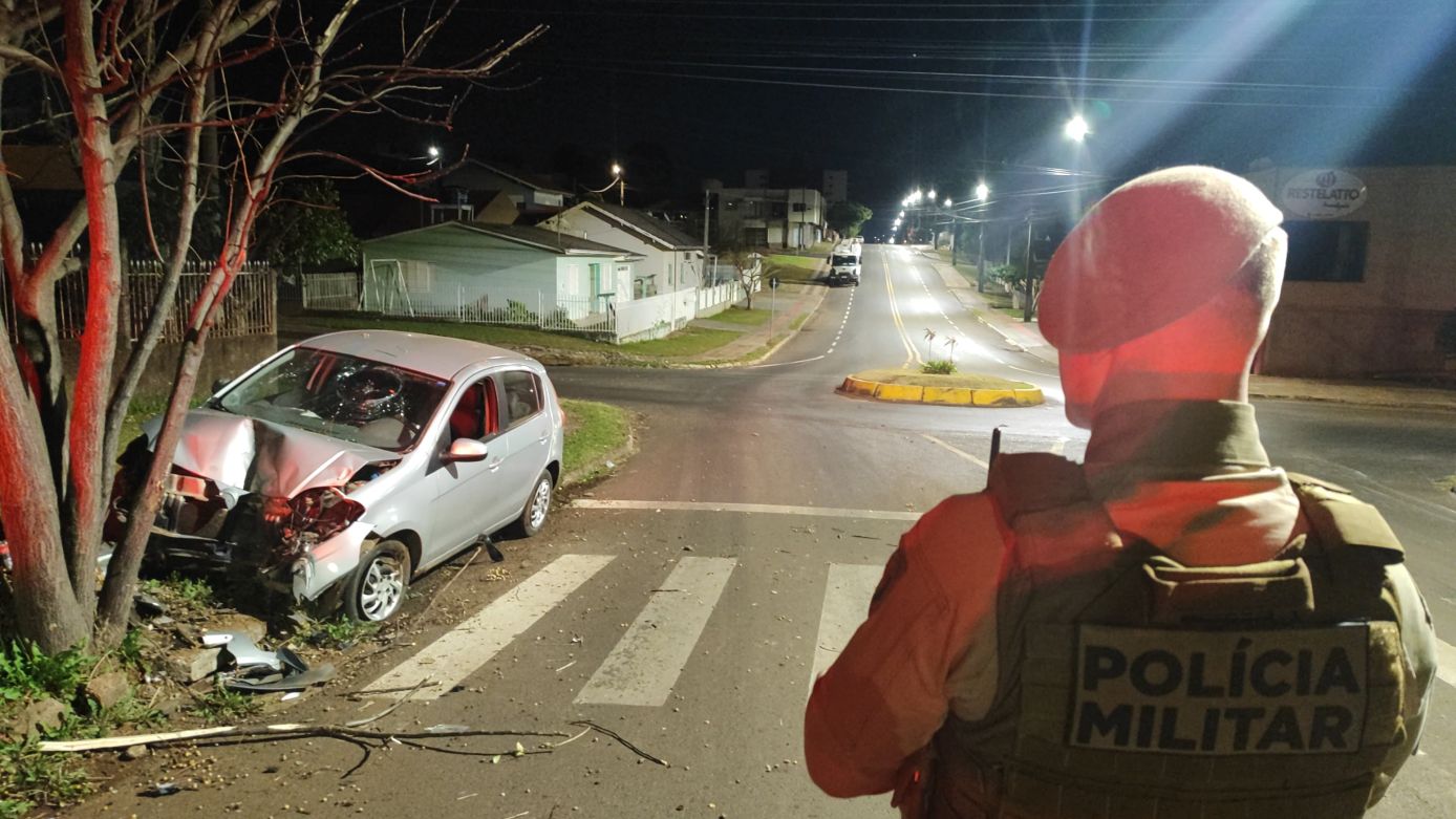 Condutor foge após colidir carro em árvore em Xanxerê