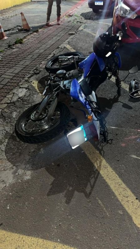Motociclista estrangeiro embriagado e sem habilitação colide em veículo estacionado em Xaxim