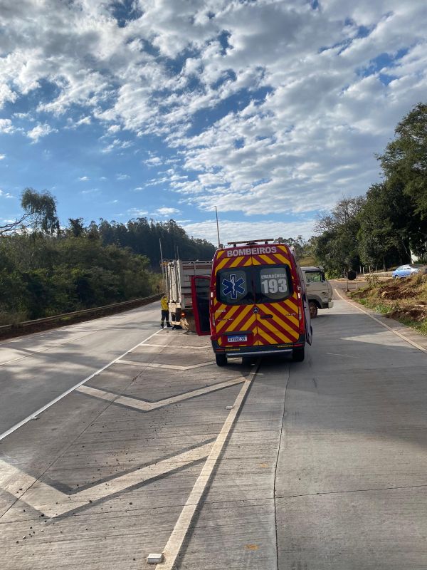 Motociclista fica ferido em colisão com caminhão na BR-163; veículo de carga tem placas de Xanxerê