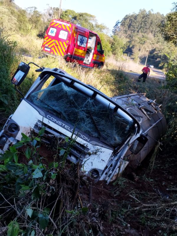 Motorista fica ferido após saída de pista na SC-155, em Itá