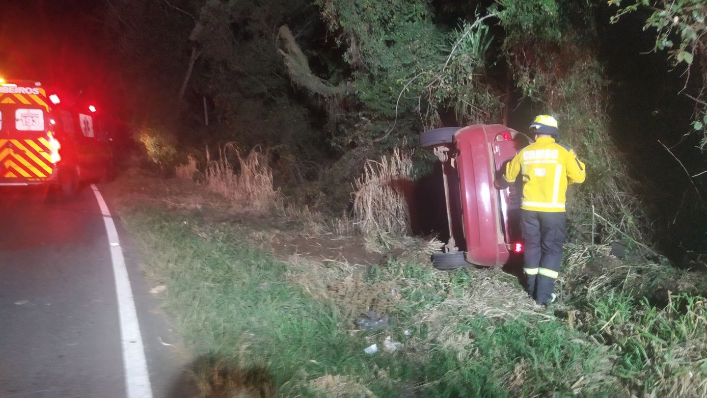 Condutor fica ferido após sair da pista e colidir em árvores na SC-155, em Xanxerê