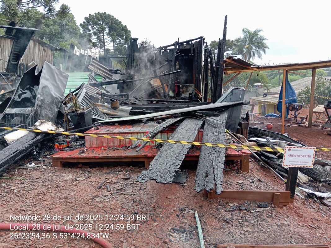 Incêndio destrói residência de madeira em Campo Erê, no Oeste