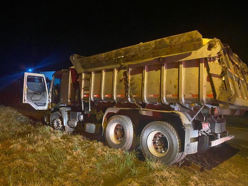 PF apreende caminhão com carga contrabandeada e prende suspeito