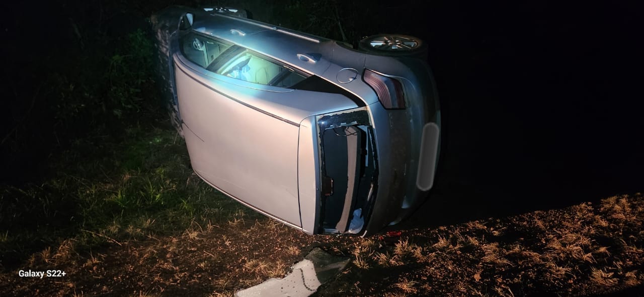 Saída de pista seguida de capotamento é registrada em Faxinal dos Guedes