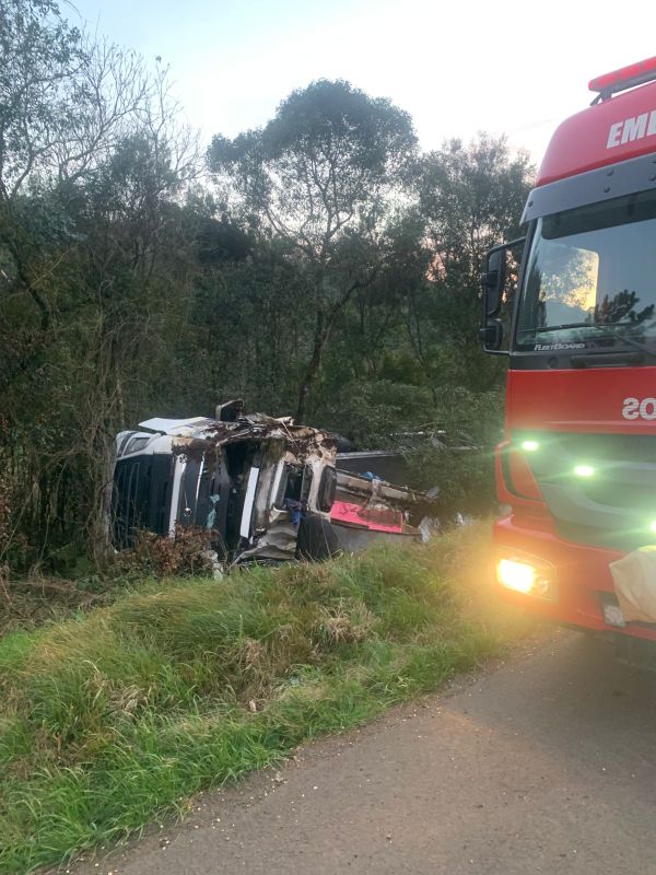Carreta capota na BR-282 e motorista é encaminhado ao hospital em Joaçaba