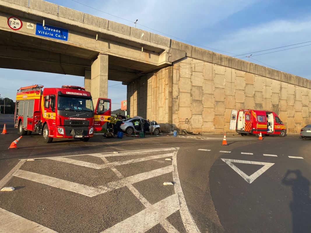 Condutor fica ferido após colisão contra viaduto no acesso à BR-282 em Chapecó