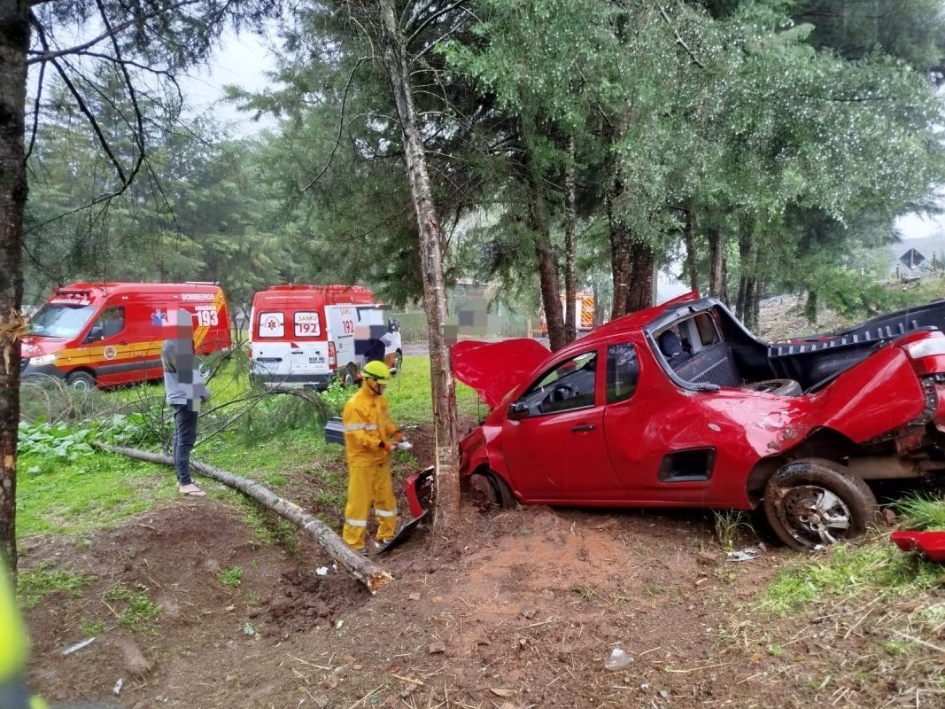 Homem e mulher ficam feridos após veículo sair da pista e colidir em árvores na BR-282, no Oeste