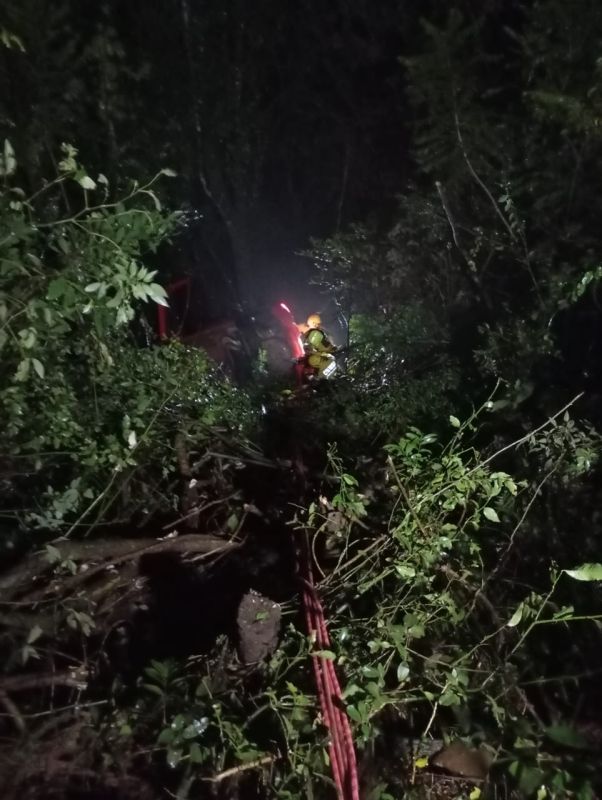 Idoso fica ferido após capotamento em ribanceira na SC-283, em Seara