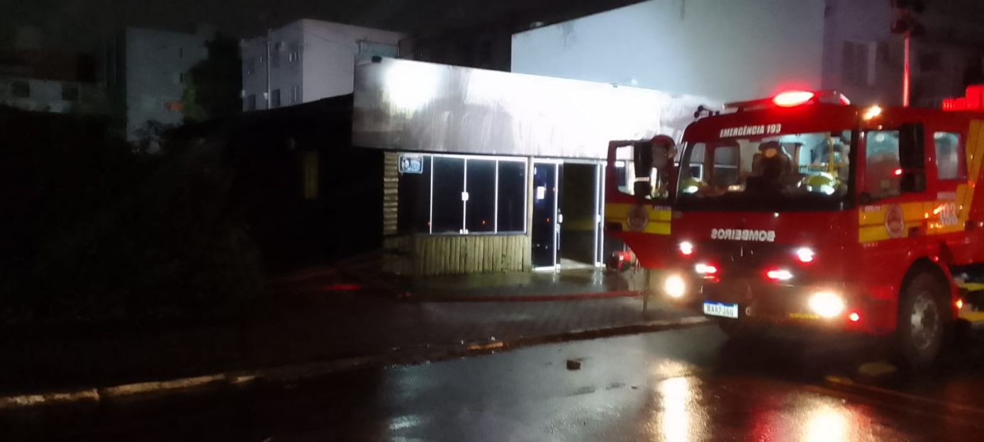 Incêndio atinge edificação comercial desocupada em município do Oeste
