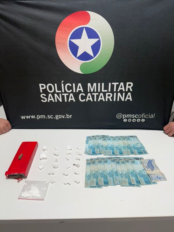 Homem de 21 anos é detido pela PM comercializando drogas em sua residência, em Chapecó