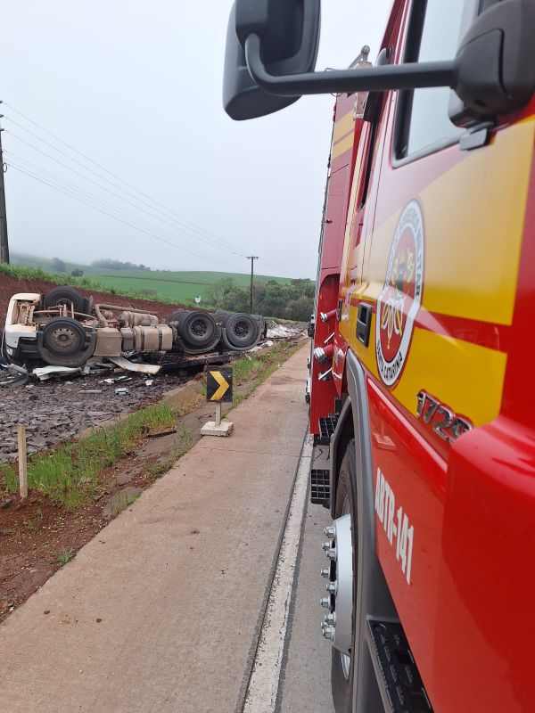 Condutor fica ferido em capotamento de caminhão na BR-163 em Guarujá do Sul
