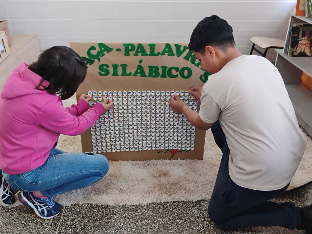 Estudantes produzem jogos com materiais recicláveis durante gincana sobre educação fiscal