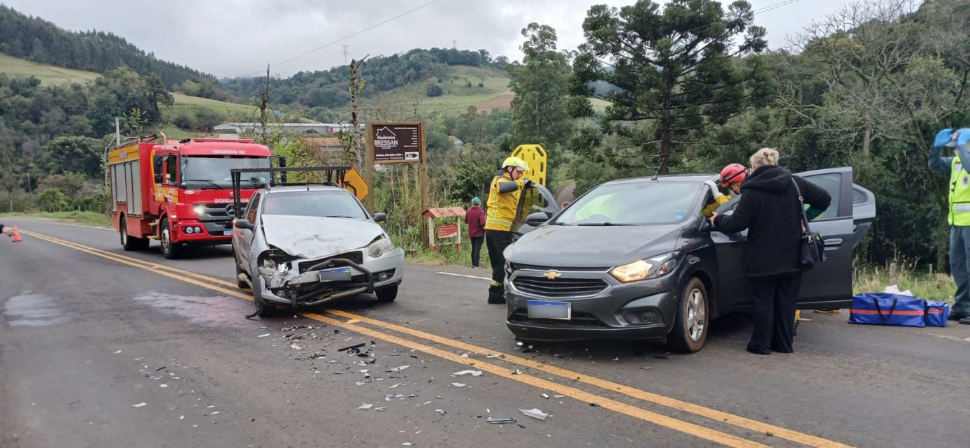 Colisão entre dois carros deixa um homem ferido na SC-283, no Oeste