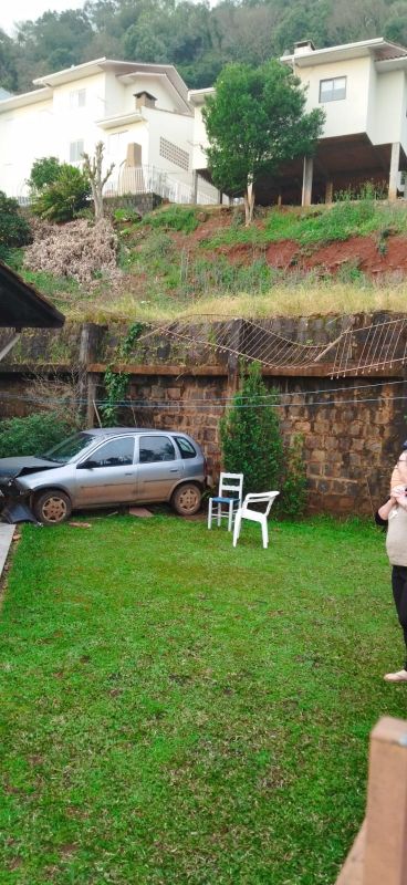 Carro acaba em pátio de residência após sair da pista e descer ribanceira, em Concórdia