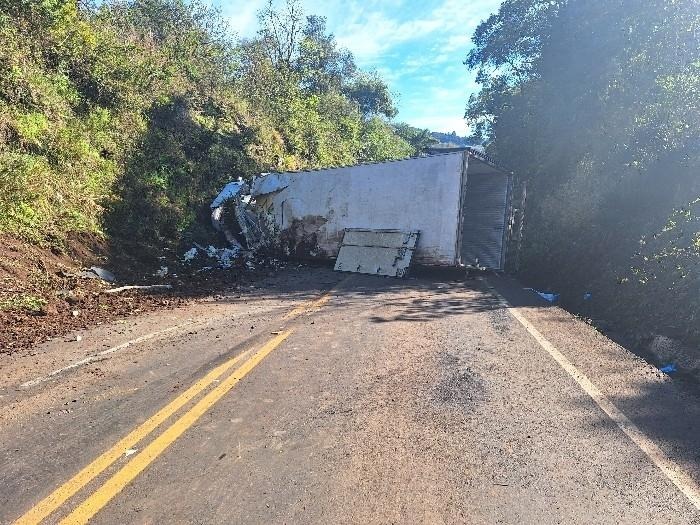 Caminhão tomba na SC-155 e deixa rodovia obstruída por algumas horas