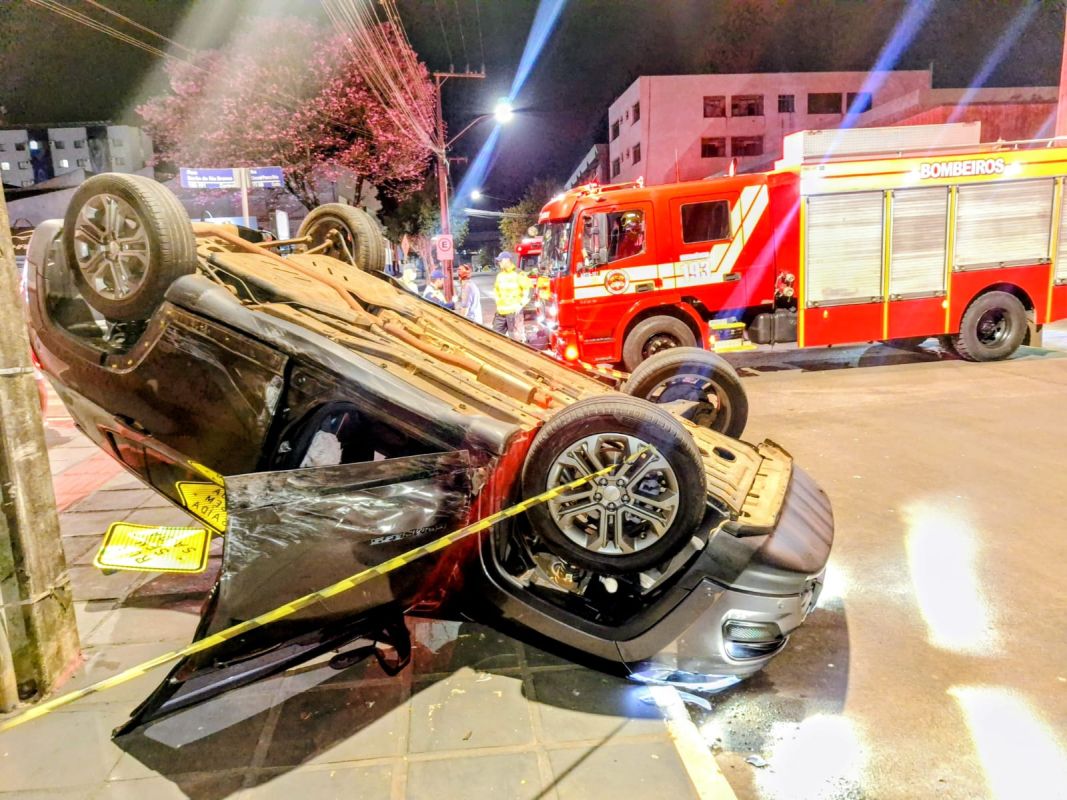 Capotamento é registrado no centro de Xanxerê
