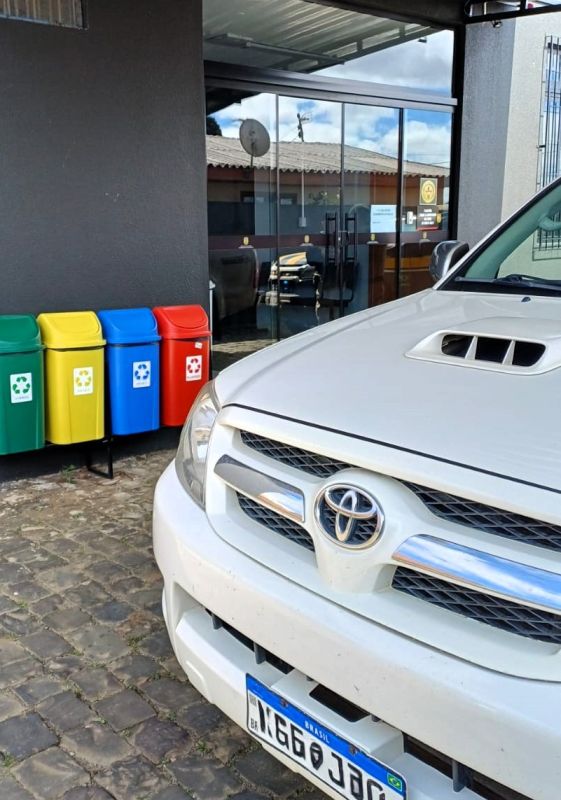 Jovens são presos após tentar abastecer picape furtada