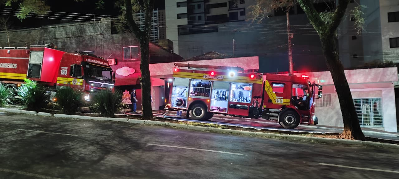 Incêndio atinge restaurante em prédio comercial no Centro de Chapecó