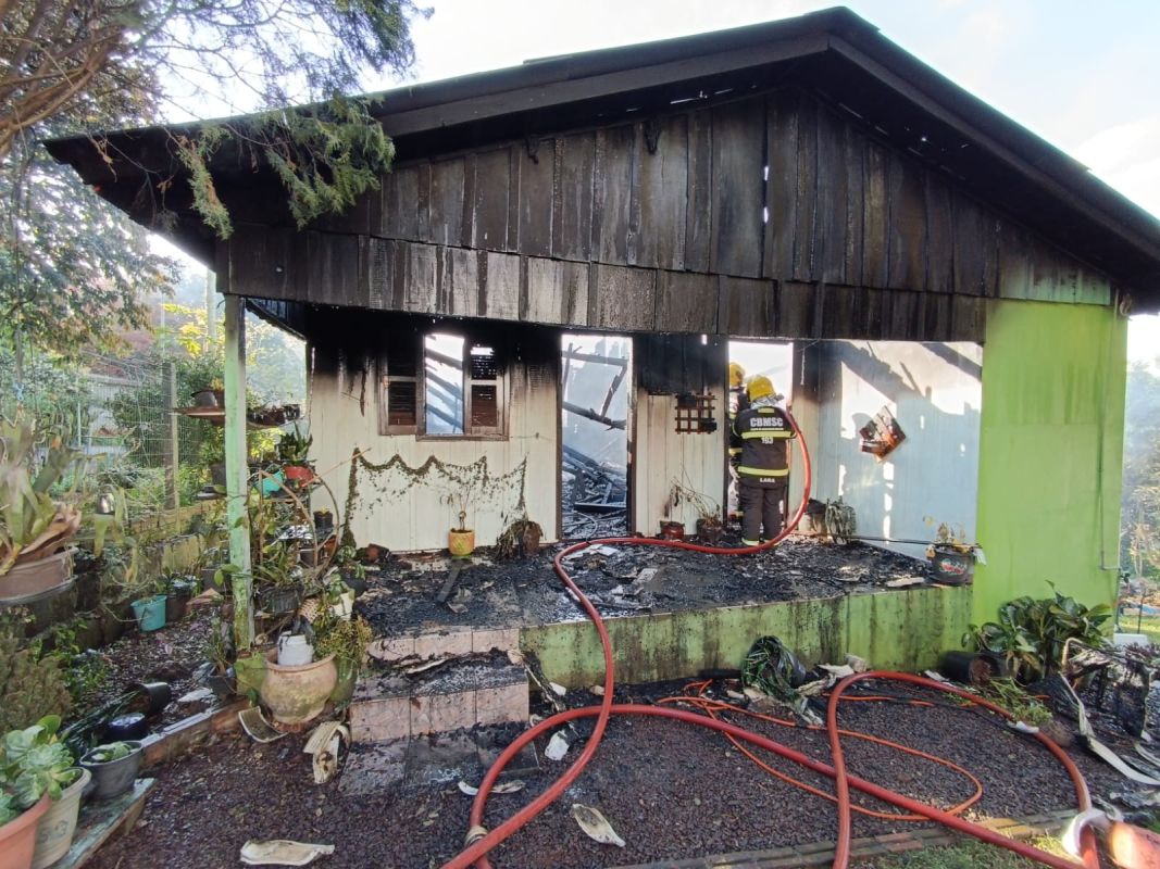 Incêndio destrói residência em bairro de município do Oeste
