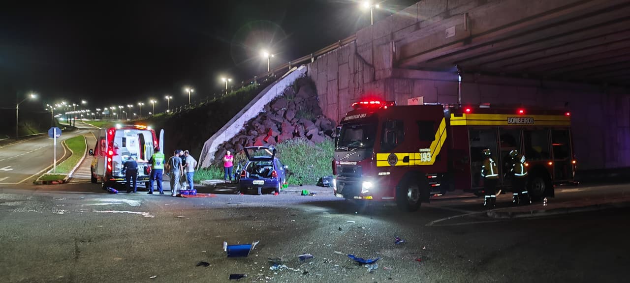 Colisão entre carro e caminhão deixa homem ferido em Chapecó