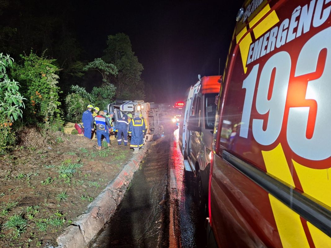 Carreta tomba na BR-282, em Xanxerê e condutor fica ferido