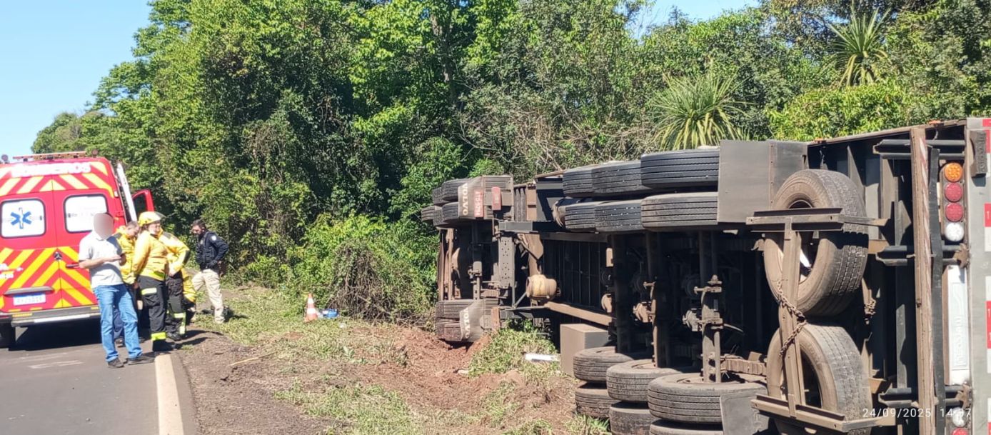 Carreta carregada com leite tomba na BR-282, no Oeste