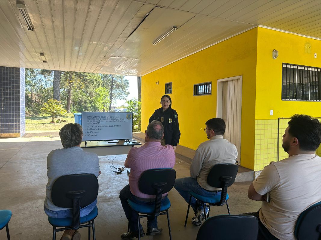 VÍDEO: PRF realiza ação Cinema Rodoviário para conscientizar condutores e finalizar Semana Nacional do Trânsito