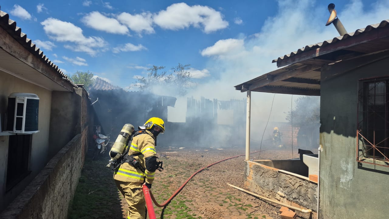 Incêndio destrói residência de madeira no bairro Monte Castelo, em Xanxerê