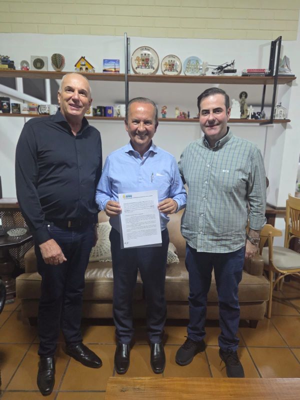 Presidente da AMAI entrega moção de apelo ao Governador e Secretário de Agricultura sobre crise do leite