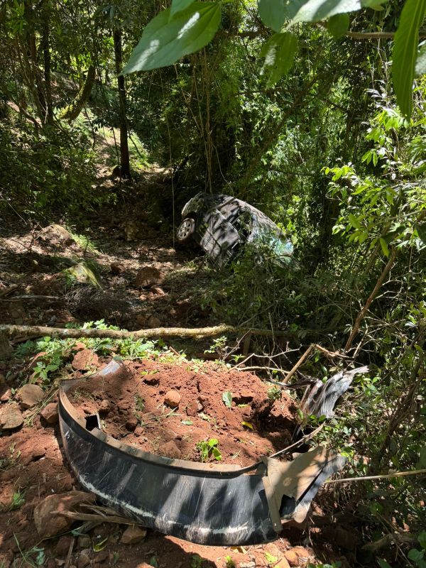 Motorista de 54 anos sobrevive a capotamento em ribanceira de 100 metros em São João do Oeste