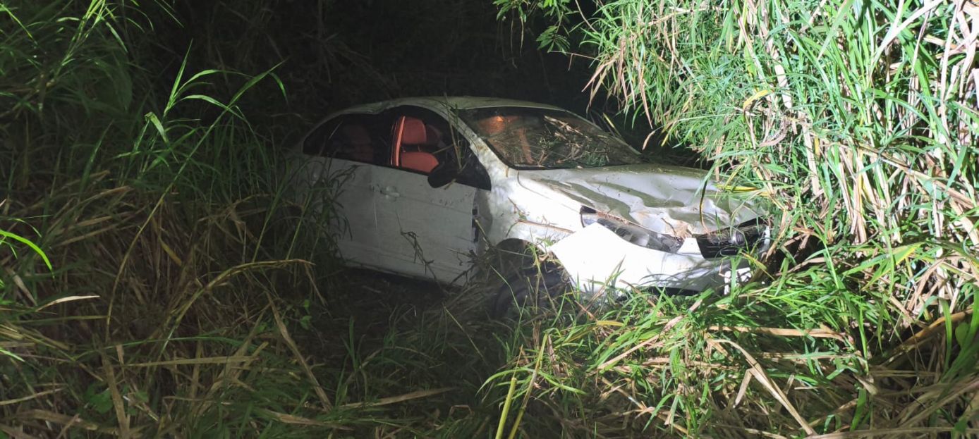 Saída de pista seguida de capotamento é registrada no interior de município do Oeste