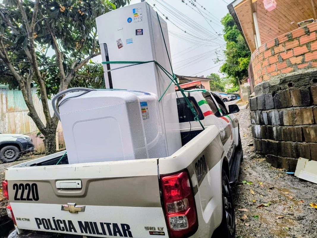 Móveis e eletrodomésticos furtados são recuperados pela PM em Xanxerê e quatro homens são detidos 