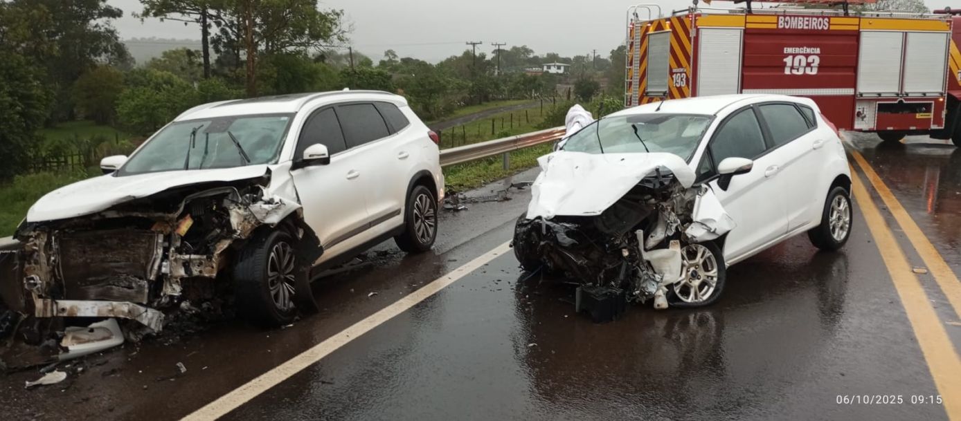 Três pessoas ficam feridas em colisão frontal entre veículos na BR-282, no Oeste
