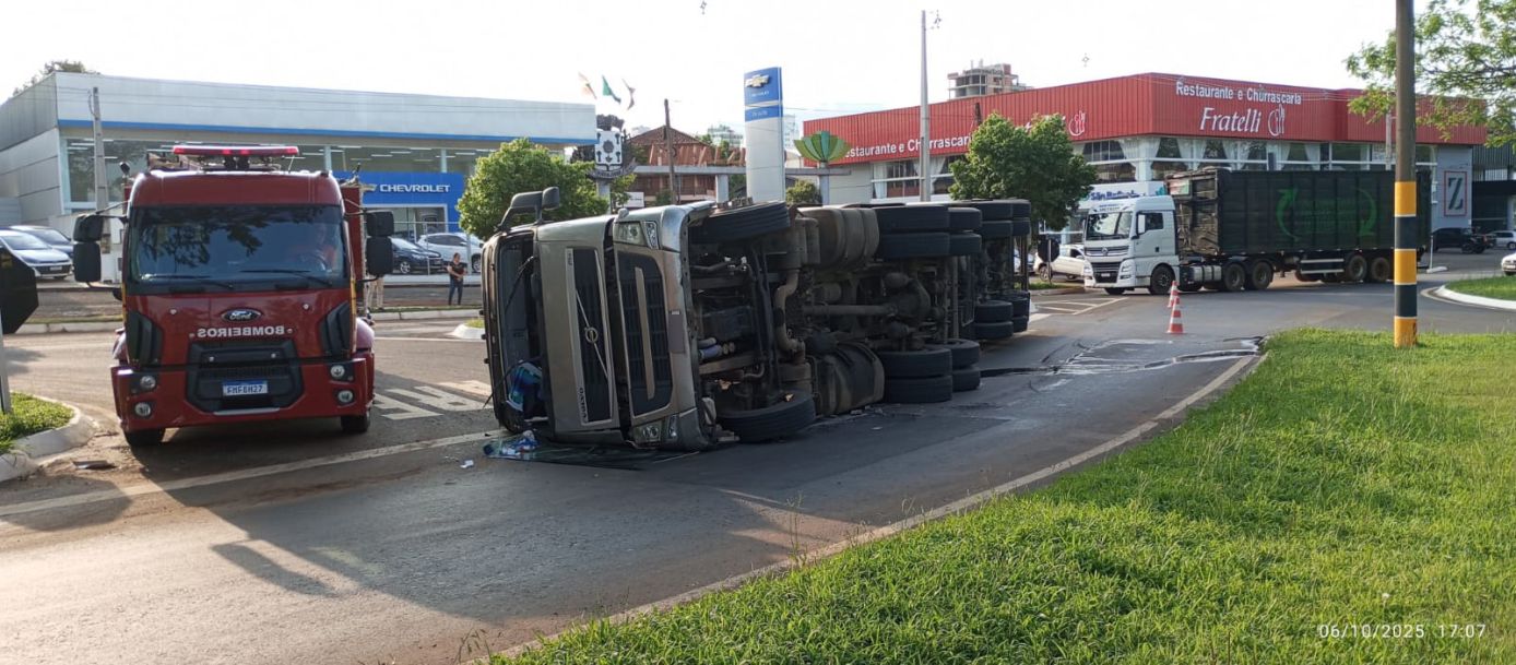 Carreta carregada com carne suína tomba na BR-282 em Pinhalzinho