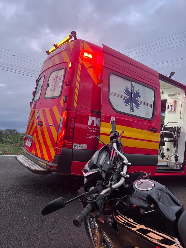 Colisão entre carro e moto deixa homem ferido no Oeste