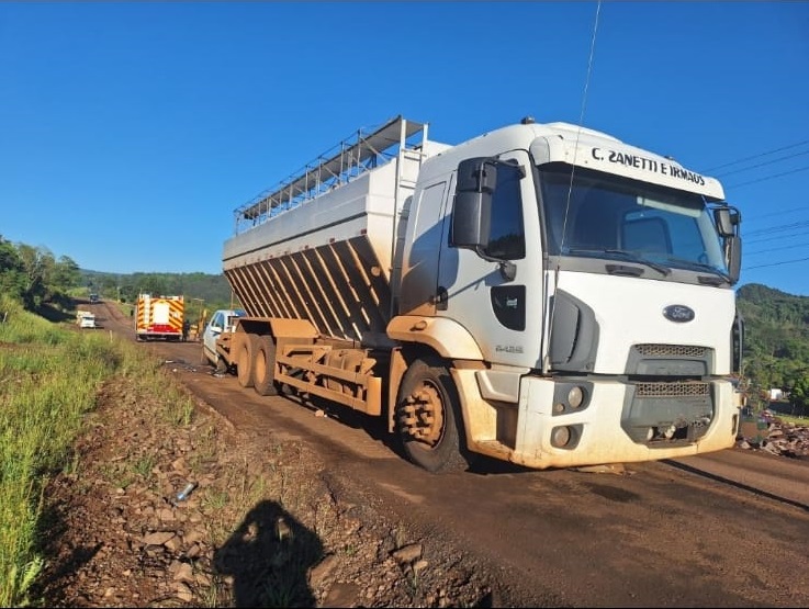 Colisão entre caminhão e carro deixa motorista ferido na SC-305 no Oeste
