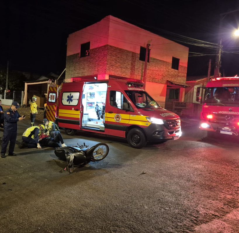 Colisão entre carro e motocicleta deixa duas pessoas feridas em Xanxerê