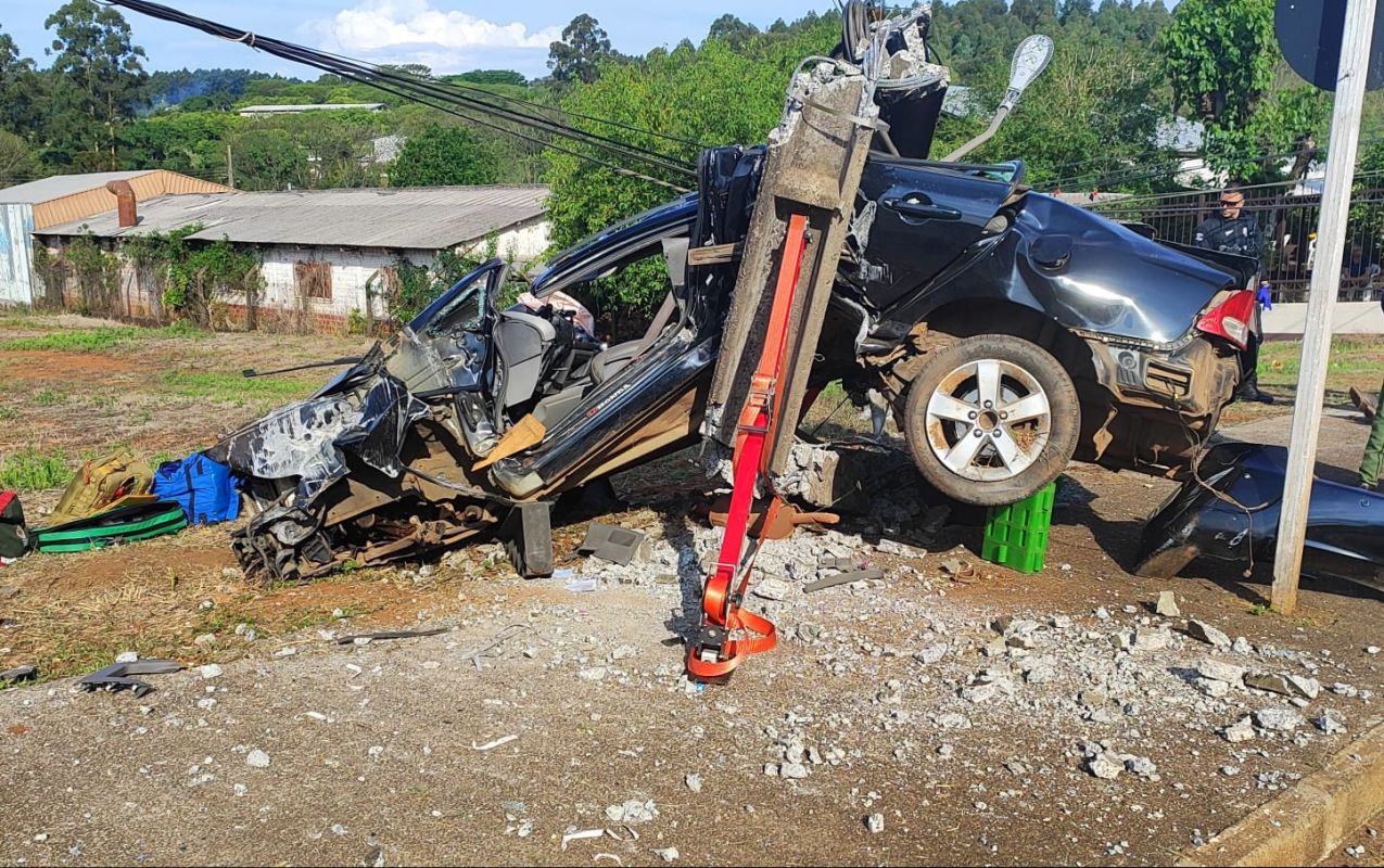 Grave colisão de carro contra poste deixa motorista ferido em Chapecó