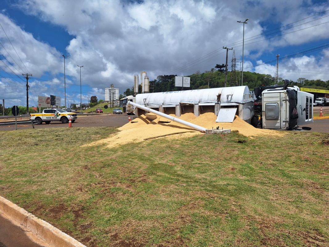 Excesso de velocidade pode ter causado tombamento de caminhão na SC-480, em Xanxerê