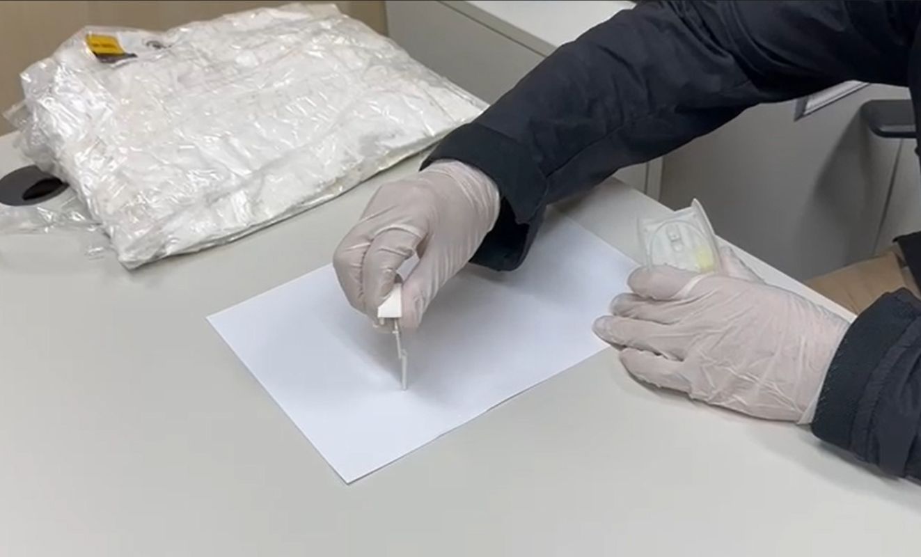 Mulher é presa em aeroporto de SC tentando embarcar com drogas para a França